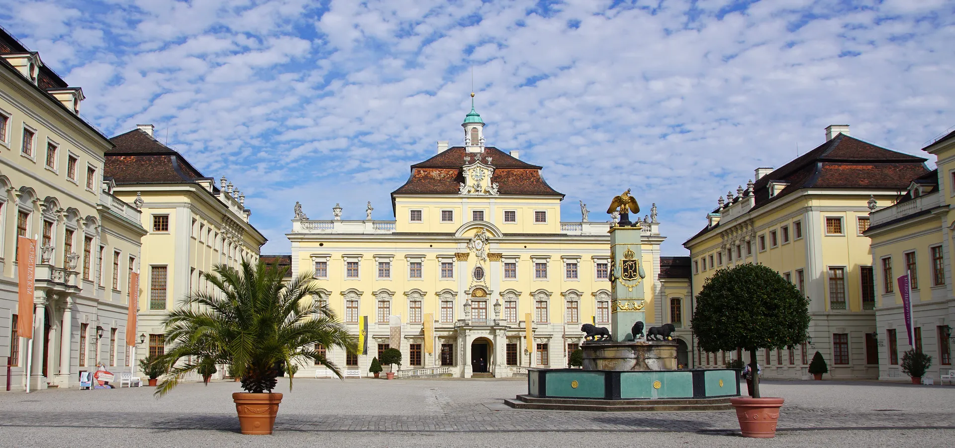 Ehrenhof des Residenzschlosses Ludwigsburg mit Brunnen